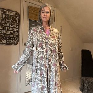 Magnolia pearl maxi coat size medium.